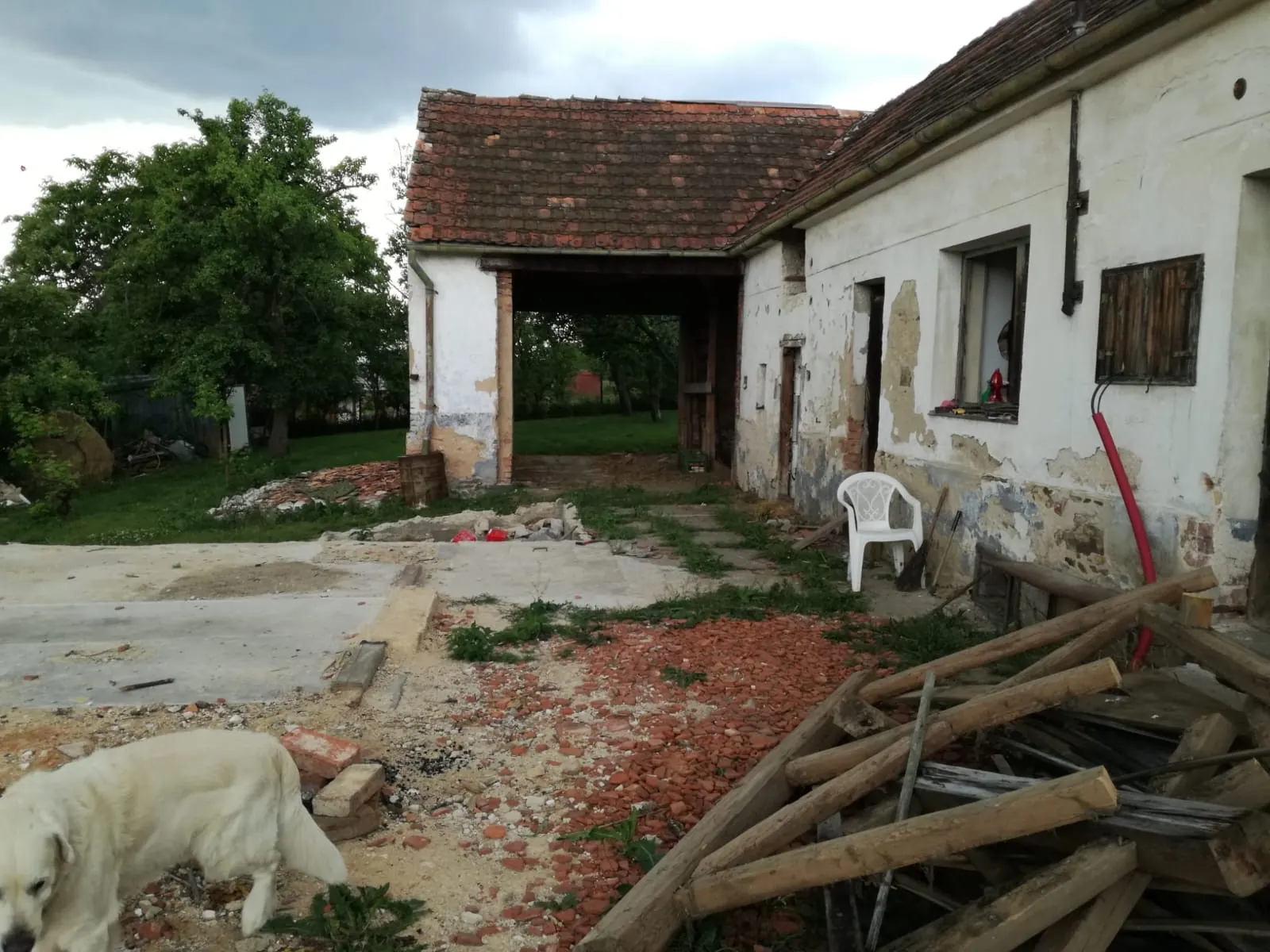 Stavební úpravy venkovského stavení, u Českých Budějovic – původní stav stavení před úpravami