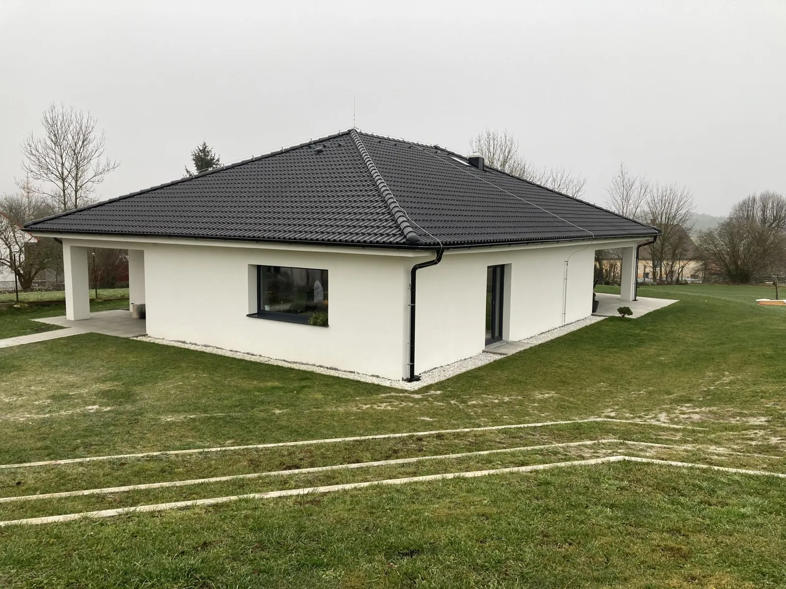 Bungalov s krytou terasou, Krty u Strakonic – dokončený bungalov – pohled ze zahrady