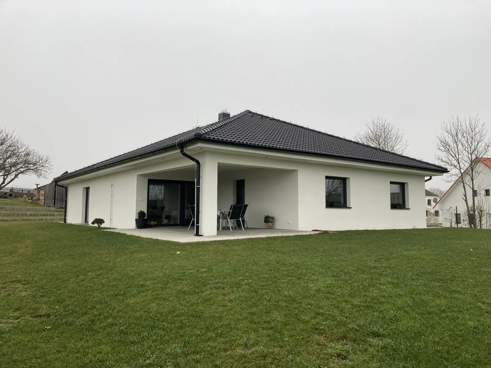 Bungalov s krytou terasou, Krty u Strakonic – krytá terasa navazující na obývací pokoj