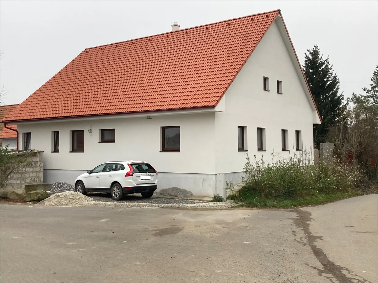 Stavební úpravy rodinného domu, Krty u Strakonic – dům po stavebních úpravách – nová střecha a fasáda