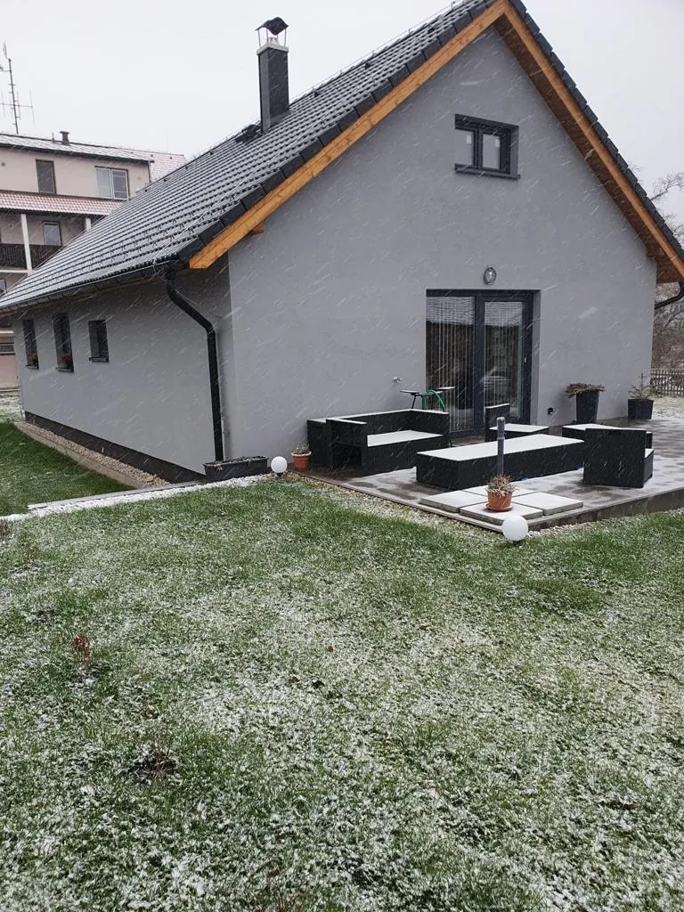Rodinný dům s krytým stáním, Staré Město pod Landštejnem – dokončený dům – terasa a štít