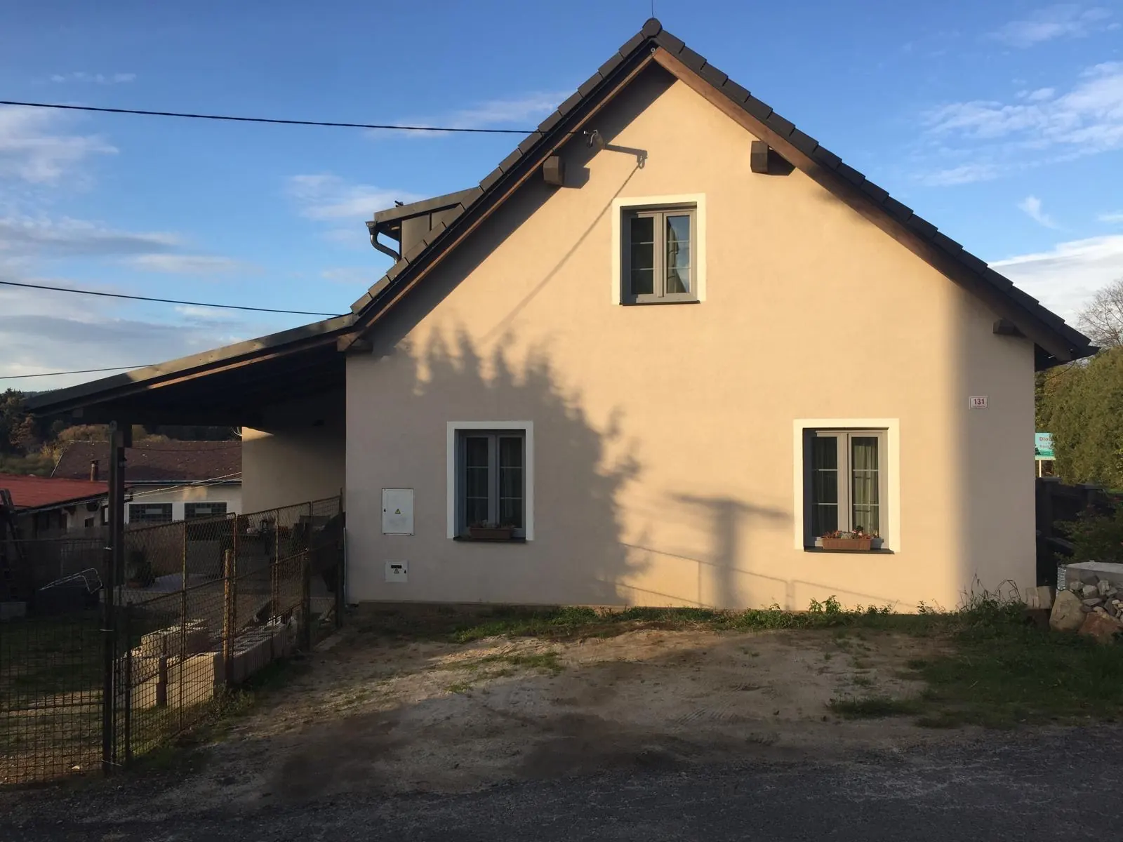 Stavební úpravy rodinného domu, u Sušice – chalupa po úpravách – štítová fasáda