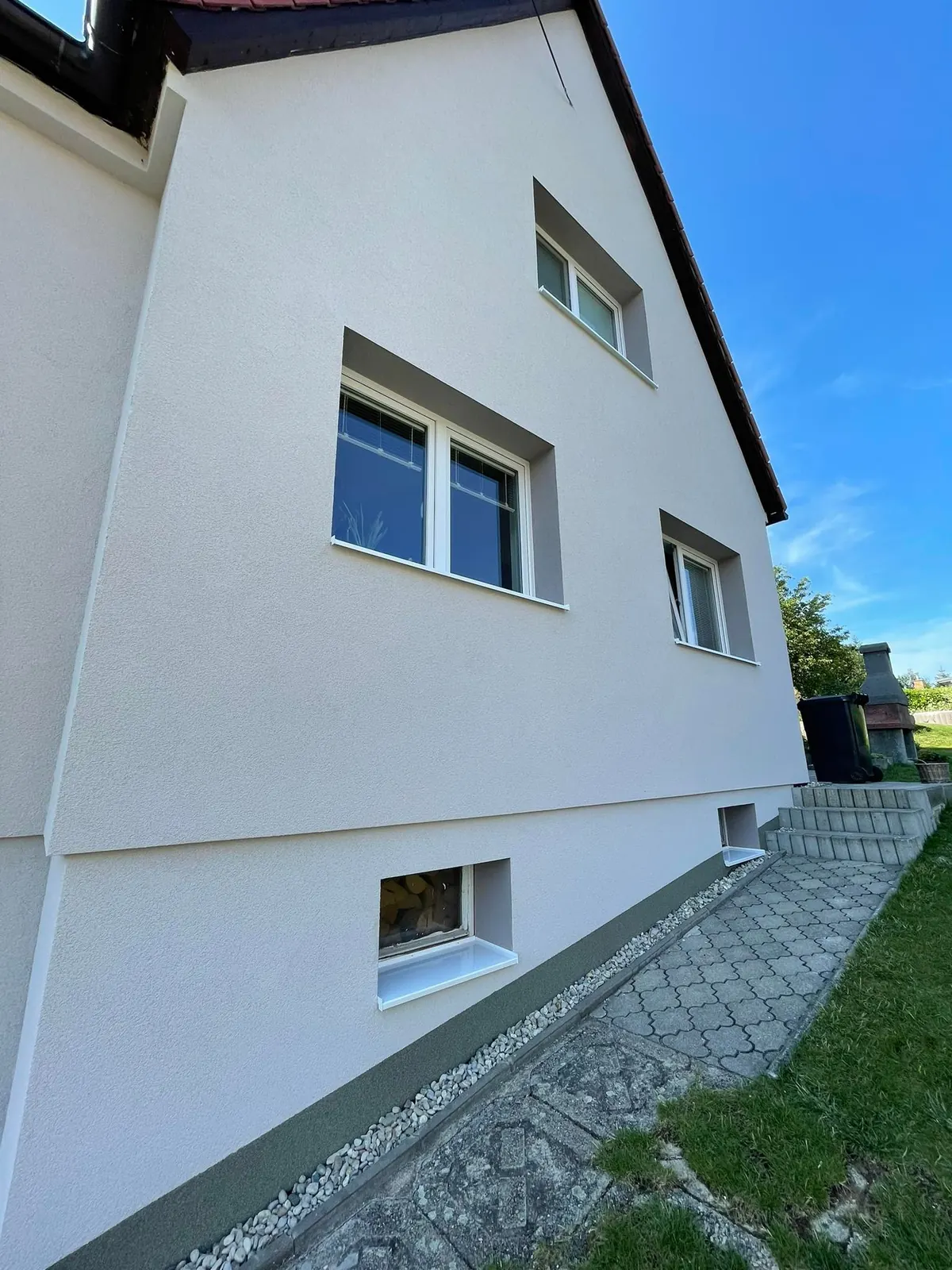 Zateplení rodinného domu se Zelenou úsporám – zateplená fasáda – detail
